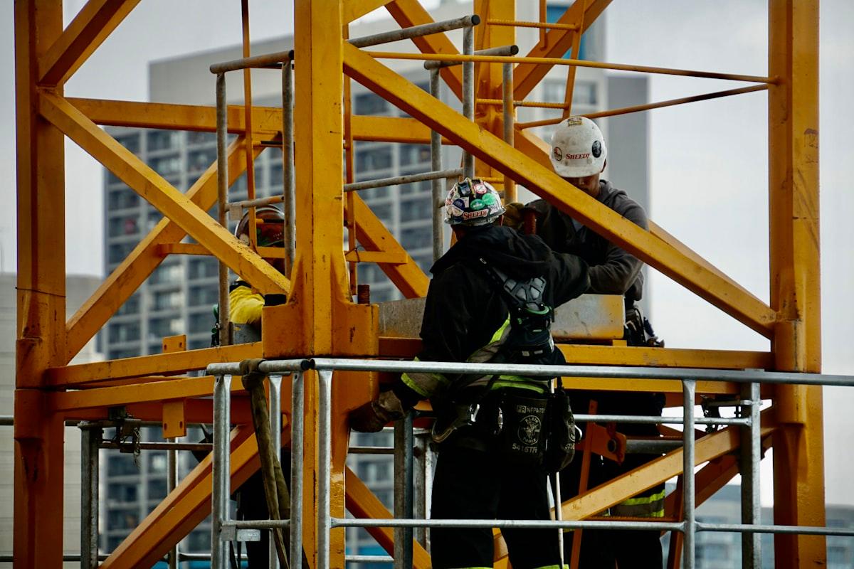 Монтаж с применением специальных траверс для длинномерных грузов